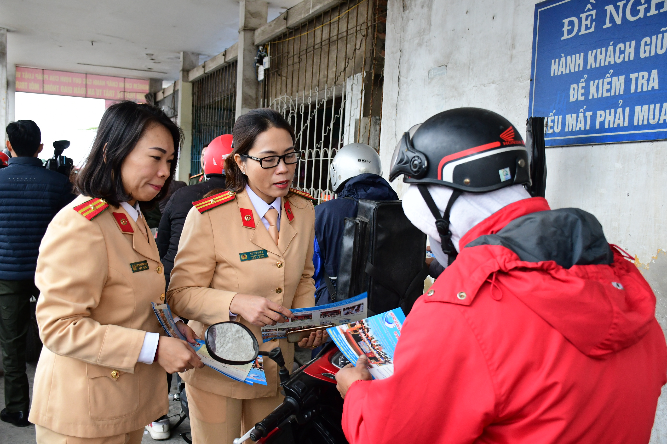Tặng áo phao và tuyên truyền về đảm bảo an toàn giao thông đường thủy tại xã Tam Hưng (huyện Thủy Nguyên)